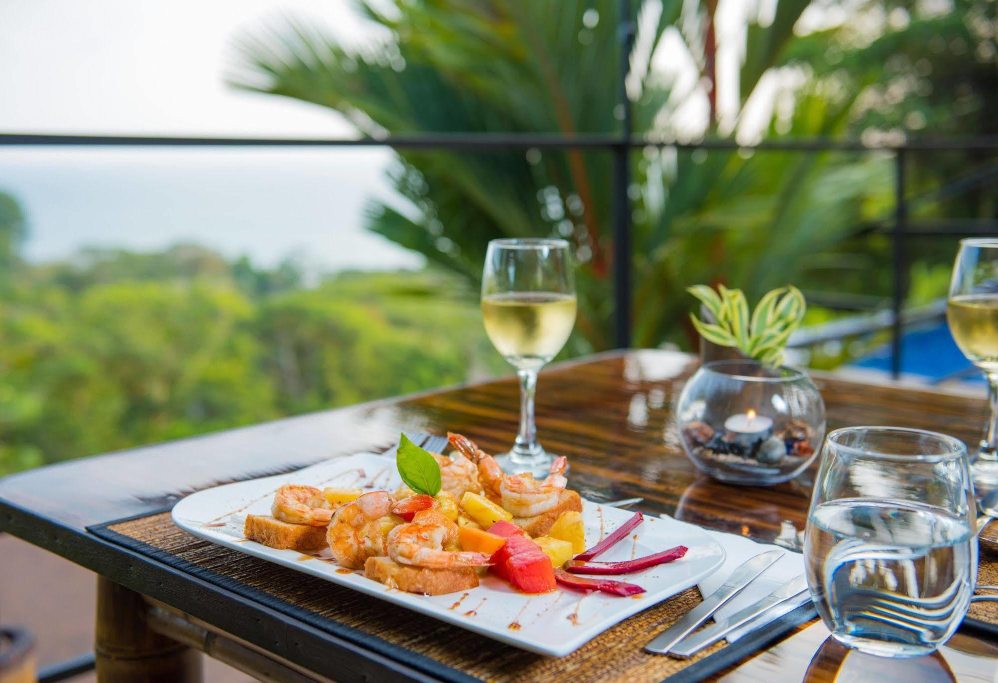 Tiki Villas Rainforest Lodge & Spa อูวีตา ภายนอก รูปภาพ